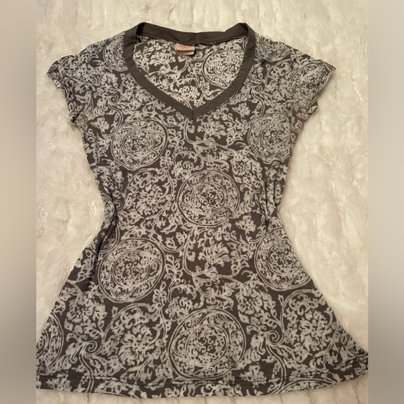 Incredibly thin, almost sheer pale and dark gray top. - Picture 4 of 7